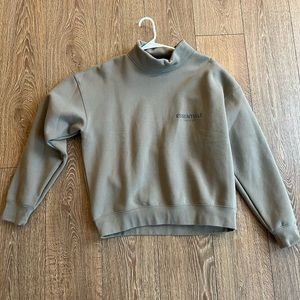 Essentials Mockneck sweater — Taupe